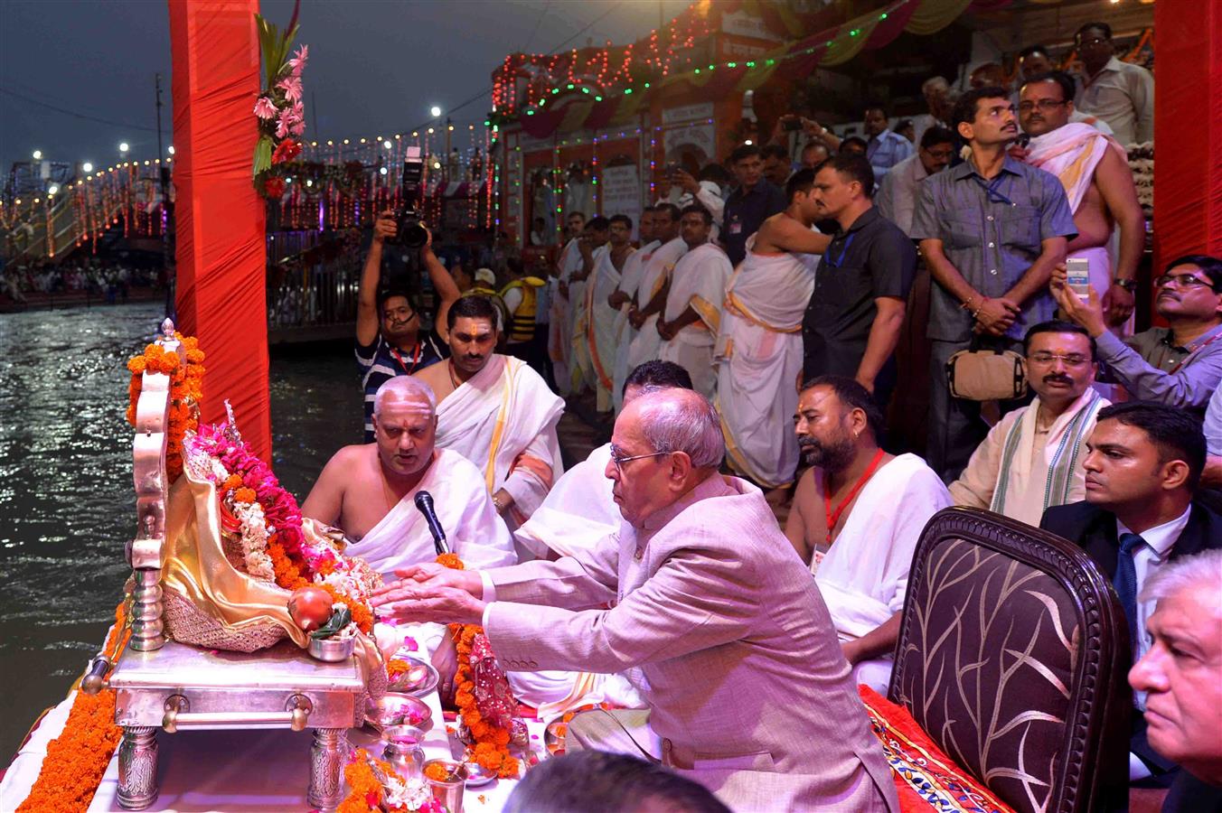 The President of India, Shri Pranab Mukherjee performing the pooja at Har Ki Pauri in Haridwar, Uttarakhand on September 29, 2016. 