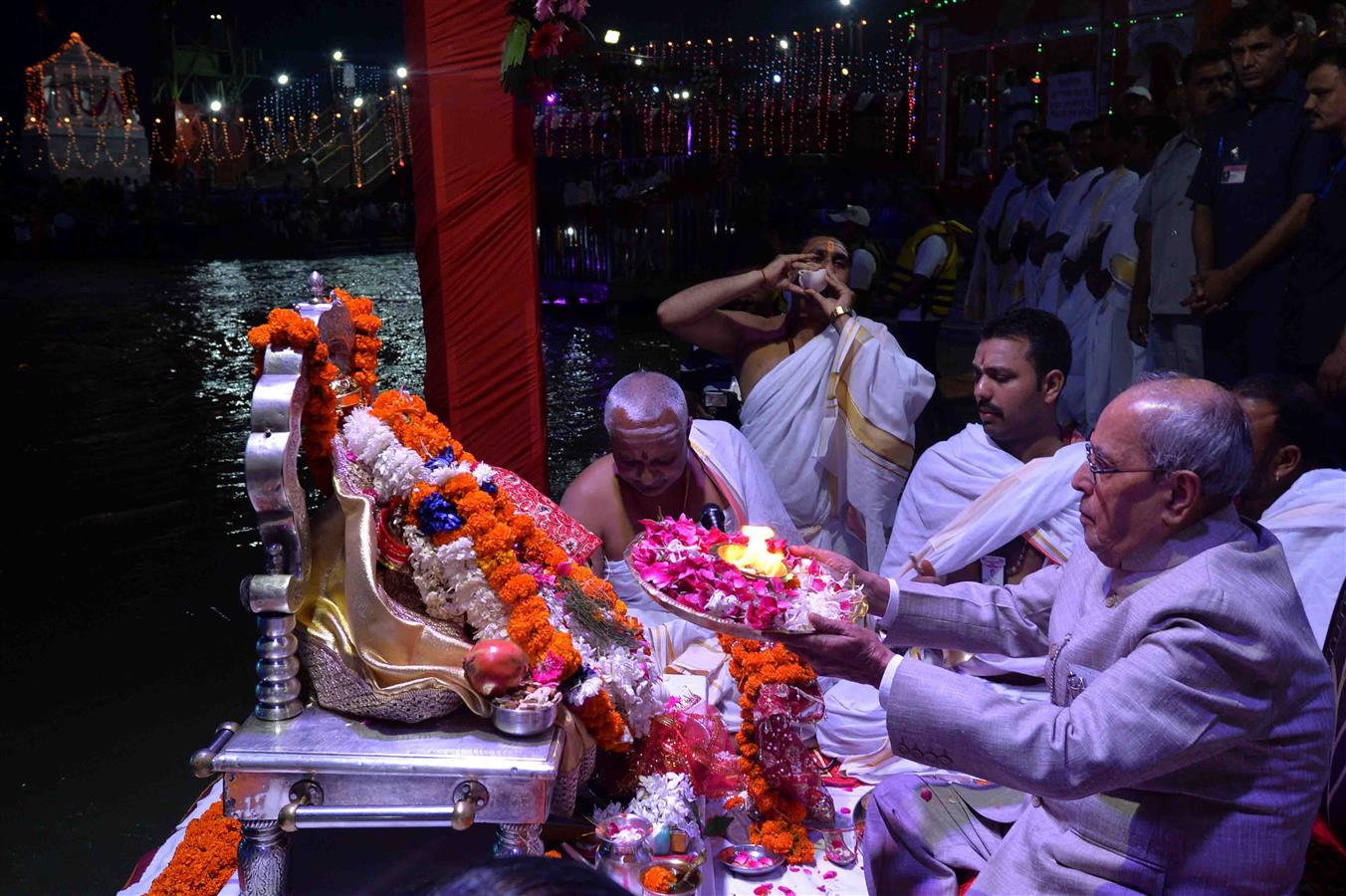 The President of India, Shri Pranab Mukherjee performing the Aarti at Har Ki Pauri in Haridwar, Uttarakhand on September 29, 2016. 