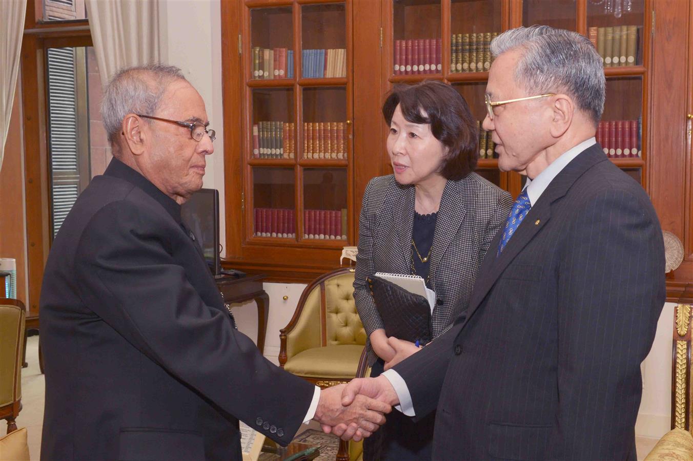 The President of Soka Gakkai International, Tokya, Mr.Minoru Harada calling on the President of India, Shri Pranab Mukherjee at Rashtrapati Bhavan on November 27, 2015.