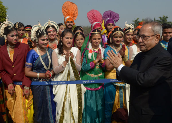 The President of India, Shri Pranab Mukherjee at Rashtrapati Bhavan Mughal Gardens in New Delhi on January 27, 2014 meeting a group of artistes who took part in the 65th Republic Day Parade. 