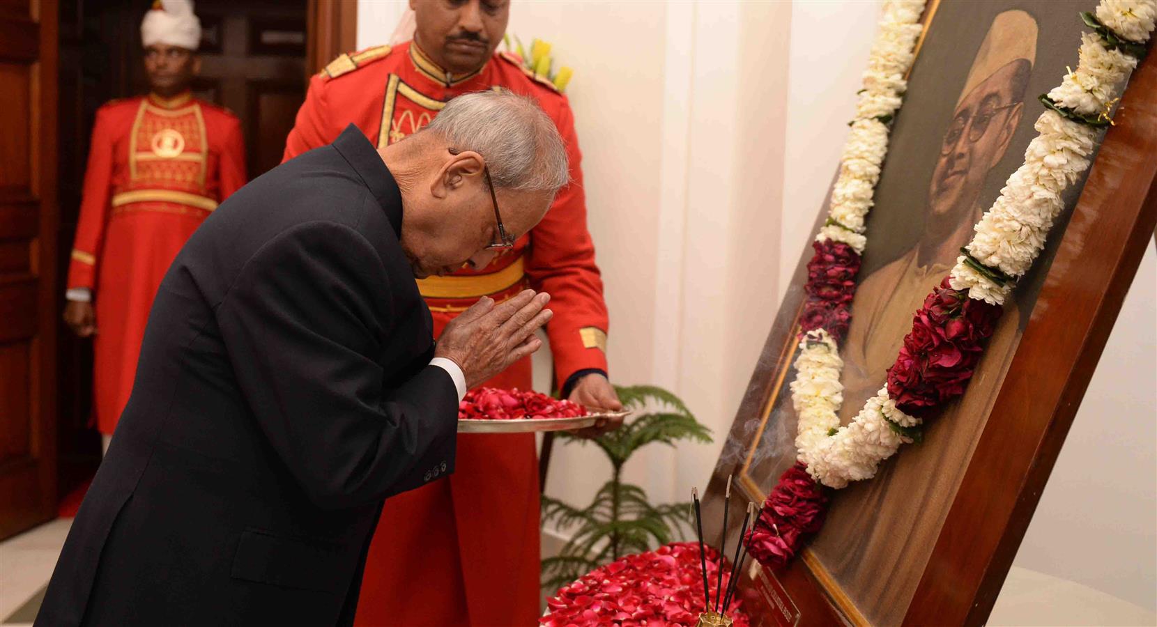 भारत के राष्ट्रपति, श्री प्रणब मुखर्जी 23 जनवरी, 2017 को राष्ट्रपति भवन में नेताजी सुभाष चंद्र बोस के जन्म दिवस पर उनके चित्र पर पुष्पांजलि अर्पित करते हुए।