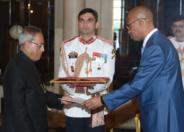 The High Commissioner of the Republic of South Africa, His Excellency Mr. France Kosinyane Morule presenting his credentials to the President of India, Shri Pranab Mukherjee at Rashtrapati Bhavan in New Delhi on October 23, 2013.