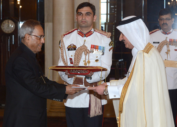 The Ambassador of the State of Qatar, His Excellency Mr. Ahmed Ibrahim Abdulla Al-Abdulla presenting his credentials to the President of India, Shri Pranab Mukherjee at Rashtrapati Bhavan in New Delhi on October 23, 2013.