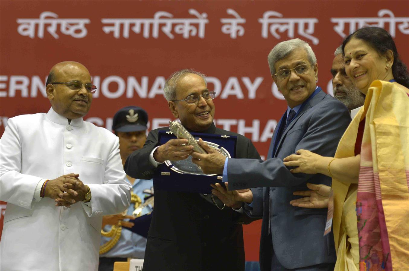 The President of India, Shri Pranab Mukherjee presenting the "Vayoshreshtha Sammans - A Scheme of National Award for Senior Citizens" at Vigyan Bhavan in New Delhi on October 1, 2016 on the occasion of International Day for Older Persons. 