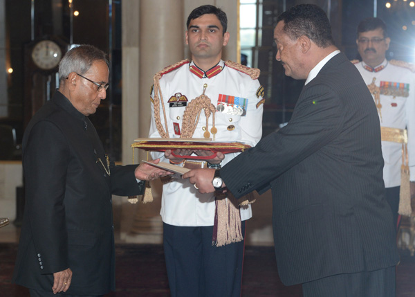 The High Commissioner of the Republic of Namibia, His Excellency Dr. Pius Dunaiski presenting his credentials to the President of India, Shri Pranab Mukherjee at Rashtrapati Bhavan in New Delhi on October 23, 2013.