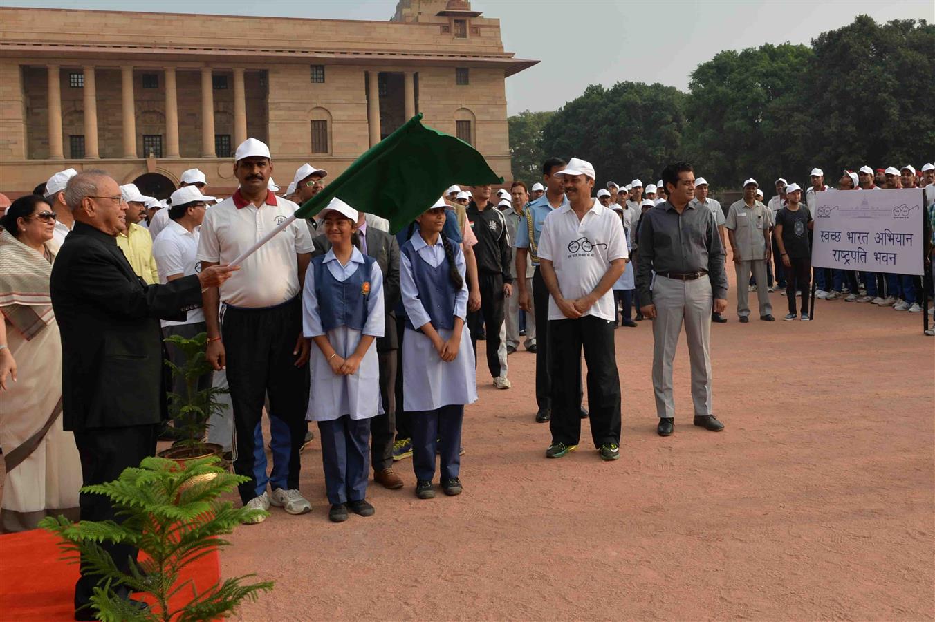 The President of India, Shri Pranab Mukherjee flagging off the march for 'Swachch Bharat Abhiyan' at Rashtrapati Bhavan on October 2, 2016. 