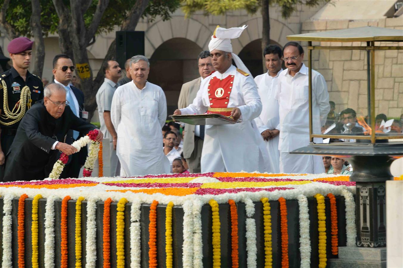 भारत के राष्ट्रपति, श्री प्रणब मुखर्जी 2 अक्तूबर, 2016 को महात्मा गांधी की 147वीं जयंती के अवसर पर उनकी समाधि पर पुष्पांजलि अर्पित करते हुए 