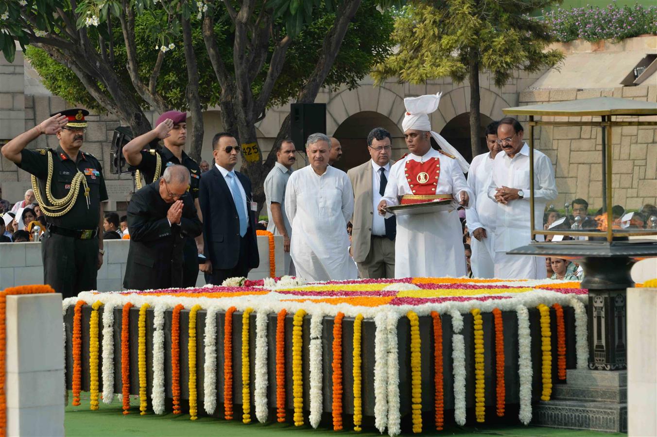 Tभारत के राष्ट्रपति, श्री प्रणब मुखर्जी 2 अक्तूबर, 2016 को महात्मा गांधी की 147वीं जयंती के अवसर पर उनकी समाधि पर श्रद्धांजलि अर्पित करते हुए 