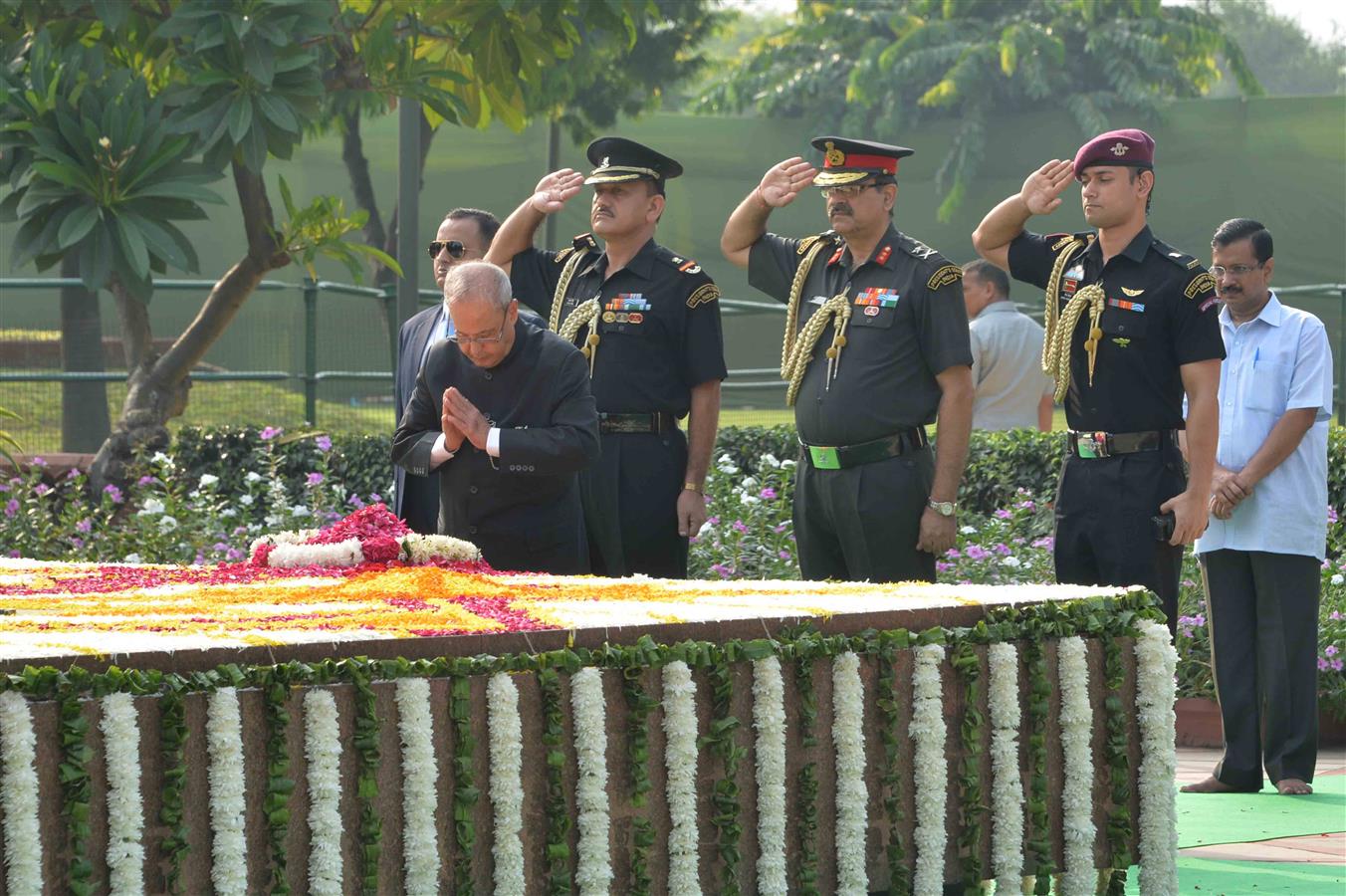 भारत के राष्ट्रपति, श्री प्रणब मुखर्जी 2 अक्तूबर, 2016 को भारत के पूर्व प्रधान मंत्री स्व. श्री लाल बहादुर शास्त्री की 112वीं जयंती के अवसर पर उनकी समाधि पर श्रद्धांजलि अर्पित करते हुए 