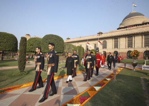 भारत के राष्ट्रपति, श्री प्रणब मुखर्जी का 26 जनवरी, 2013 को उनके द्वारा राष्ट्रपति भवन, नई दिल्ली में मुगल उद्यान के लॉन में आयोजित ‘एट होम’ में समारोहपूर्वक आगमन।