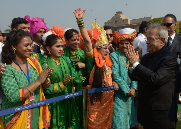 भारत के राष्ट्रपति, श्री प्रणब मुखर्जी 27 जनवरी 2014 को, राष्ट्रपति भवन के मुगल उद्यान में 65वें गणतंत्र दिवस परेड में भाग लेने वाले कलाकारों से मिलते हुए। 