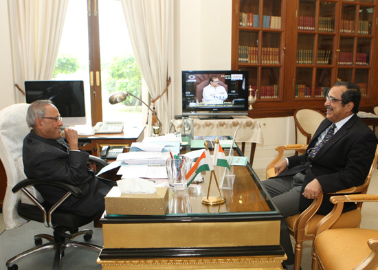 The Executive Director(India) to the Asian Development Bank, Dr. Ashok K. Lahiri calling on the President of India, Shri Pranab Mukherjee on August 9, 2012.