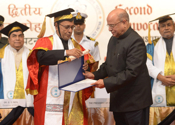 The President of India, Shri Pranab Mukherjee presenting a ‘Distinguished Academy Award’ to the former Chairman of the Indian Space Research Organisation (ISRO), Dr. Krishnaswamy Kasturirangan at the 2nd Convocation of Indian Institute of Technology (IIT)