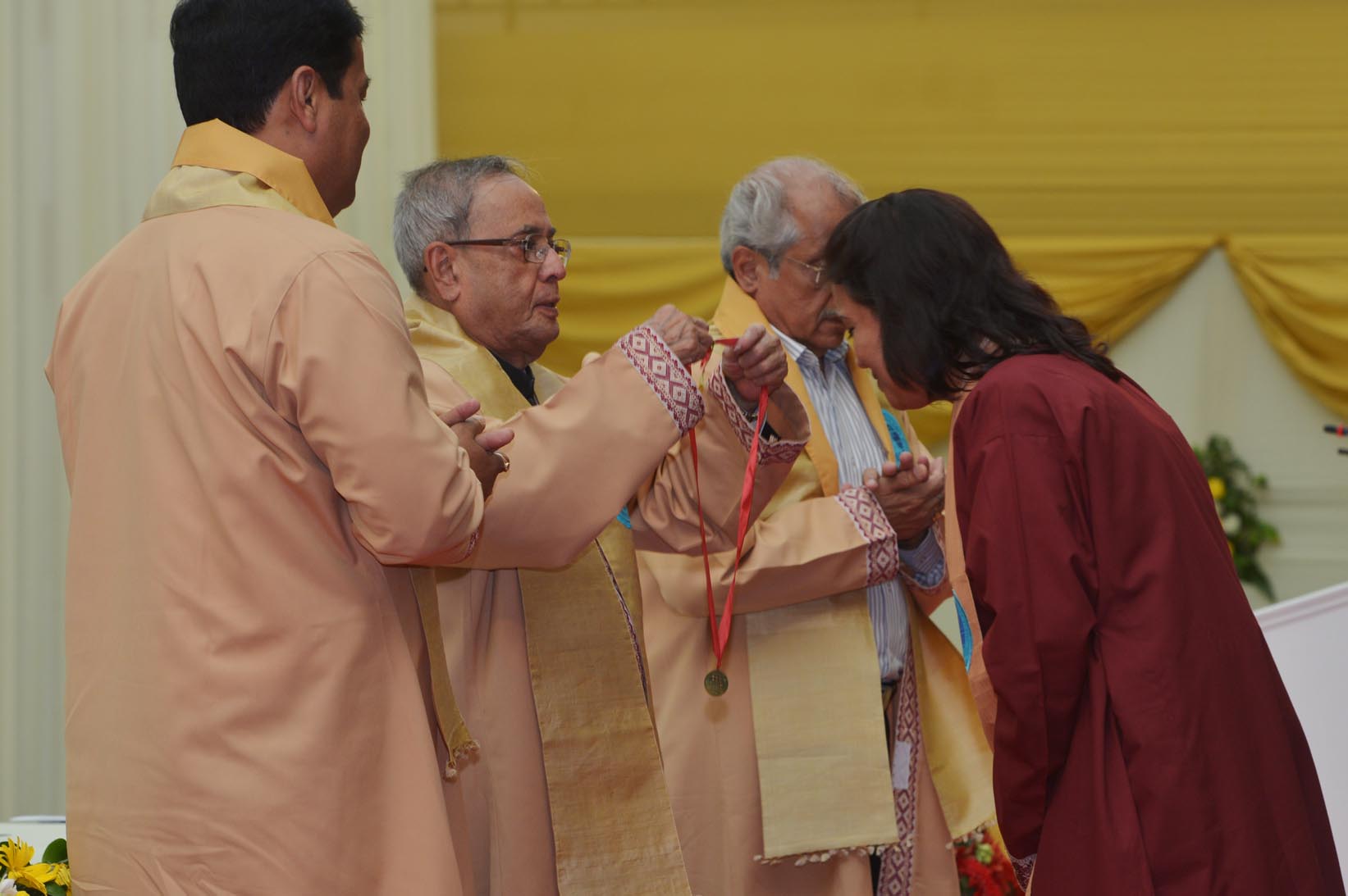 भारत के राष्ट्रपति, श्री प्रणब मुखर्जी 20 नवंबर 2014 को, तेजपुर,असम में तेजपुर विश्वविद्यालय(केंद्रीय विश्वविद्यालय) के 12वें दीक्षांत समारोह में एक विद्यार्थी को पदक प्रदान करते हुए 