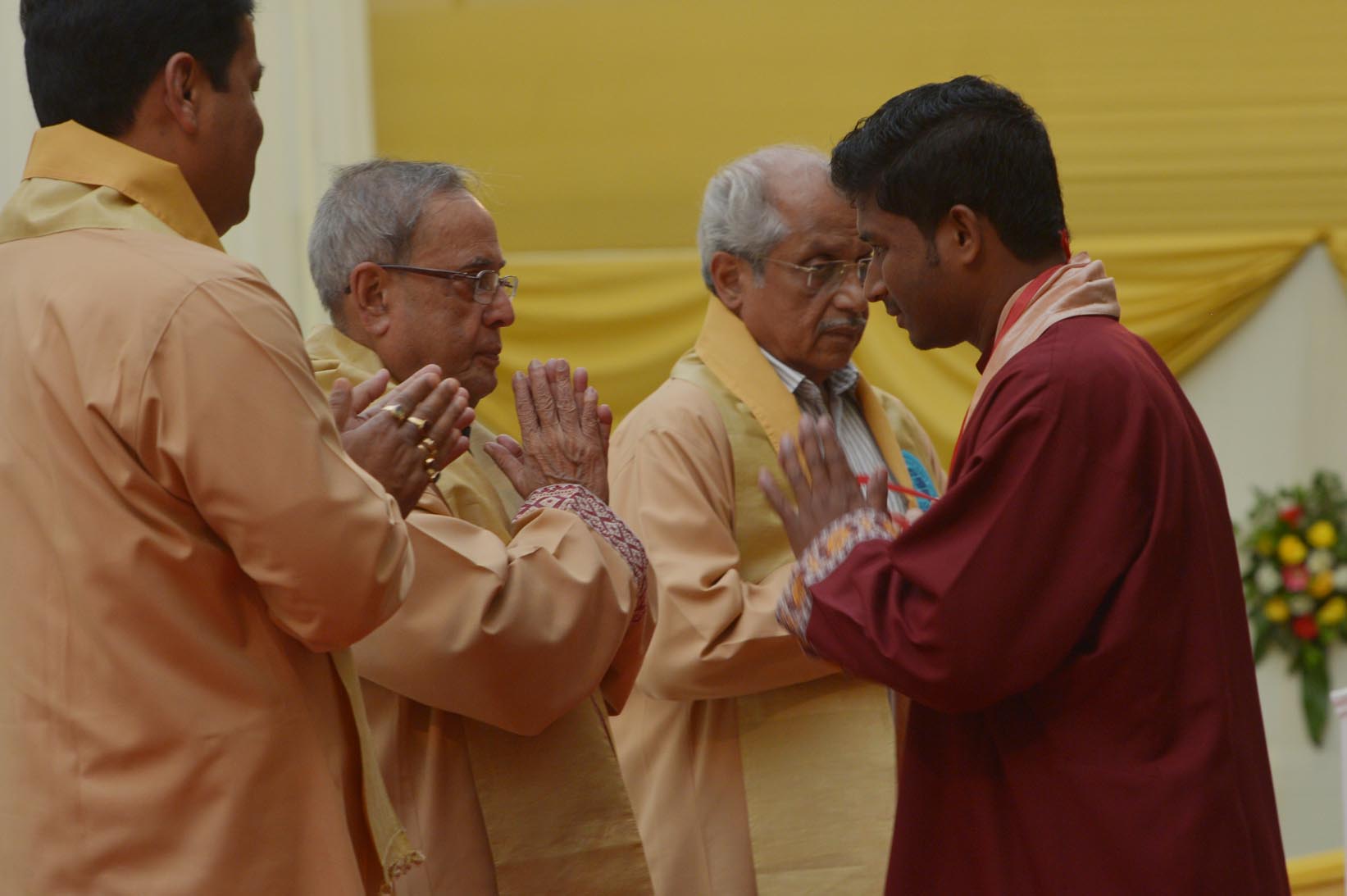 भारत के राष्ट्रपति, श्री प्रणब मुखर्जी 20 नवंबर 2014 को, तेजपुर,असम में तेजपुर विश्वविद्यालय(केंद्रीय विश्वविद्यालय) के 12वें दीक्षांत समारोह में एक विद्यार्थी को पदक प्रदान करते हुए 