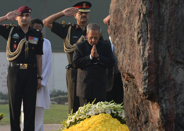 The President of India, Shri Pranab Mukherjee paying homage at the Samadhi of the former Prime Minister of India, Late Smt. Indira Gandhi at Shakti Sthal in New Delhi on October 31, 2013 to Commemorate her 29th Death Anniversary.