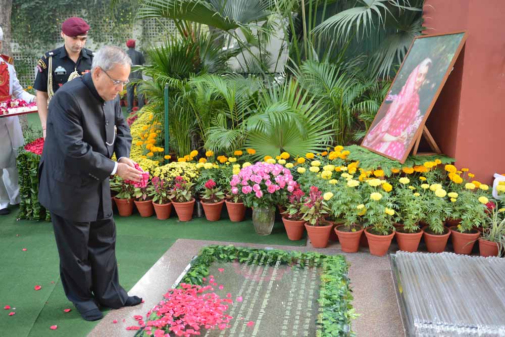 भारत के राष्ट्रपति, श्री प्रणब मुखर्जी 31 अक्तूबर 2013 को नई दिल्ली में 1 सफदरजंग रोड पर, भारत की पूर्व प्रधानमंत्री, स्वर्गीय श्रीमती इंदिरा गांधी को उनकी 29वीं पुण्यतिथि के अवसर पर पुष्पांजलि अर्पित करते हुए।