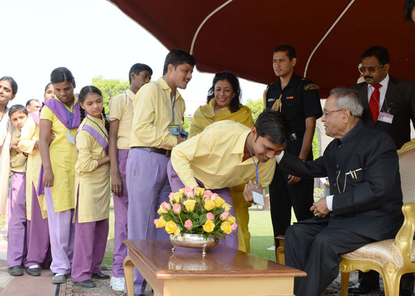 भारत के राष्ट्रपति, श्री प्रणब मुखर्जी, 3 नवम्बर, 2013 को राष्ट्रपति भवन, नई दिल्ली में दिवाली के अवसर पर विभिन्न स्कूलों के बच्चों से बधाई स्वीकार करते हुए।