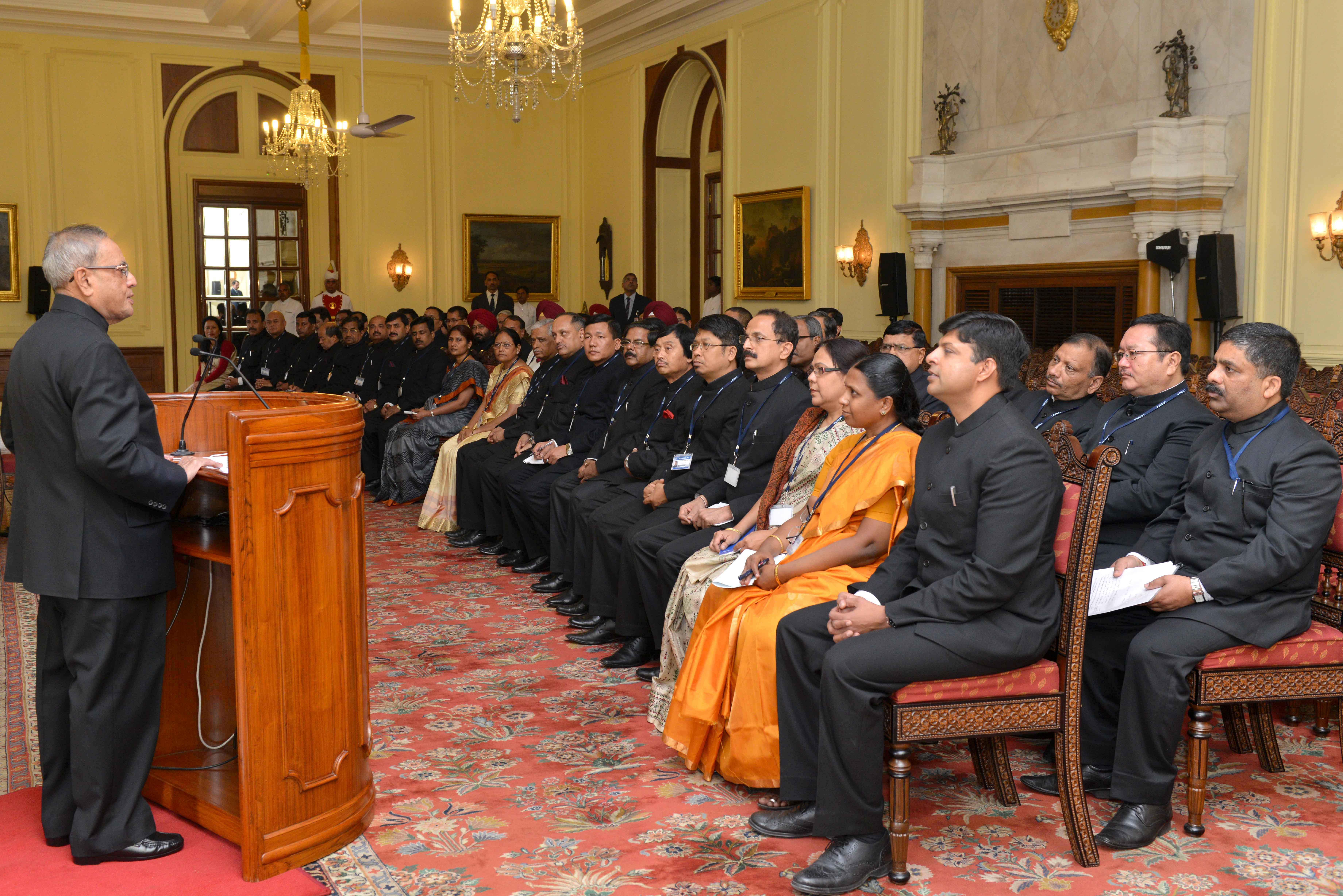 भारत के राष्ट्रपति, श्री प्रणब मुखर्जी 22 नवंबर 2014 को, राष्ट्रपति भवन में, लाल बहादुर शास्त्री राष्ट्रीय प्रशासन अकादमी, मसूरी के प्रवेशकालीन प्रशिक्षण कार्यक्रम में प्रशिक्षणरत भारतीय प्रशासन सेवा में पदोन्नत राज्य सिविल सेवा के अधिकारियों को संबोधित क 