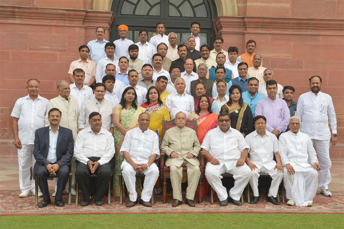 The President of India, Shri Pranab Mukherjee with the delegation of Akhil Bhartiya Aggarwal Sangathan on the occasion of Maharaja Agrasen Jayanti at Rashtrapati Bhavan on October 5, 2016. 