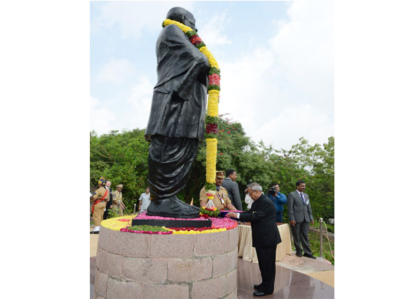 भारत के राष्ट्रपति, श्री प्रणब मुखर्जी 05 नवम्बर 2013 को आंध्र प्रदेश के हैदराबाद में सरदार बल्लभभाई पटेल राष्ट्रीय पुलिस अकादमी में भारतीय पुलिस सेवा परिवीक्षाधीनों के 2012 बैच की दीक्षांत परेड के दौरान सरदार बल्लभ भाई पटेल की प्रतिमा पर पुष्पांजलि अर्पि