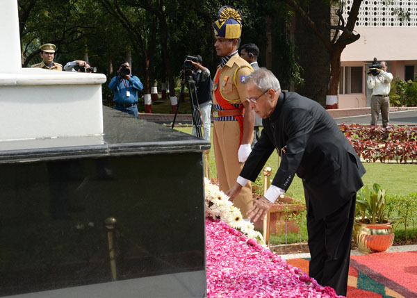 भारत के राष्ट्रपति, श्री प्रणब मुखर्जी 05 नवम्बर 2013 को आंध्र प्रदेश के हैदराबाद में सरदार बल्लभभाई पटेल राष्ट्रीय पुलिस अकादमी में भारतीय पुलिस सेवा परिवीक्षाधीनों के 2012 बैच की दीक्षांत परेड के दौरान शहीद स्मारक पर पुष्पांजलि अर्पित करते हुए।