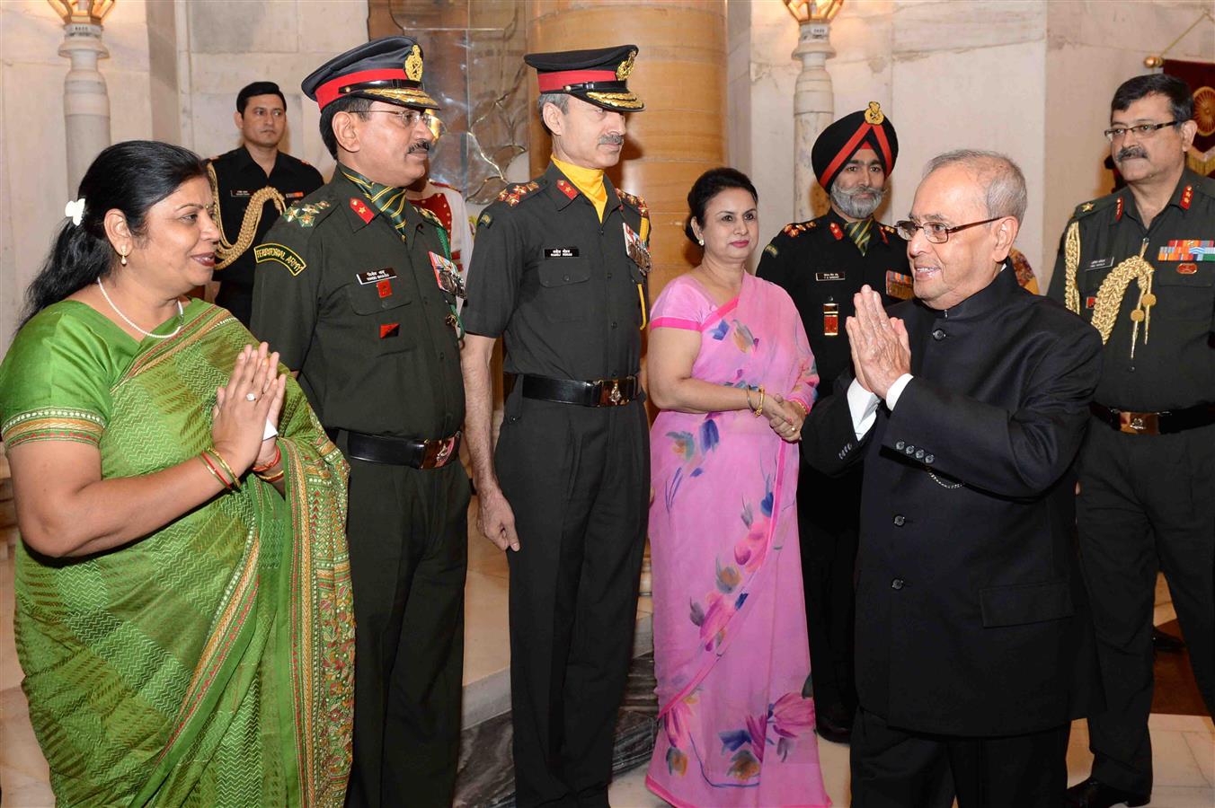 भारत के राष्ट्रपति, श्री प्रणब मुखर्जी 06 अक्तूबर, 2016 को राष्ट्रपति भवन में प्रादेशिक सेना स्थापना दिवस के अवसर पर प्रादेशिक सेना अधिकारियों, जेसीओ और अन्य कर्मियों तथा उनकी पत्नियों से मिलते हुए। 