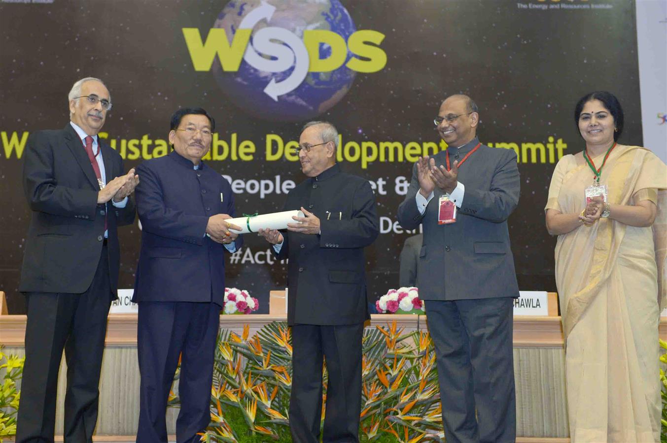 The President of India, Shri Pranab Mukherjee presenting the Sustainable Development Leadership Award to the Chief of Minister of Sikkim, Shri Pawan Kumar Chamling at the inauguration of the First Edition of World Sustainable Summit organized by the Ener 