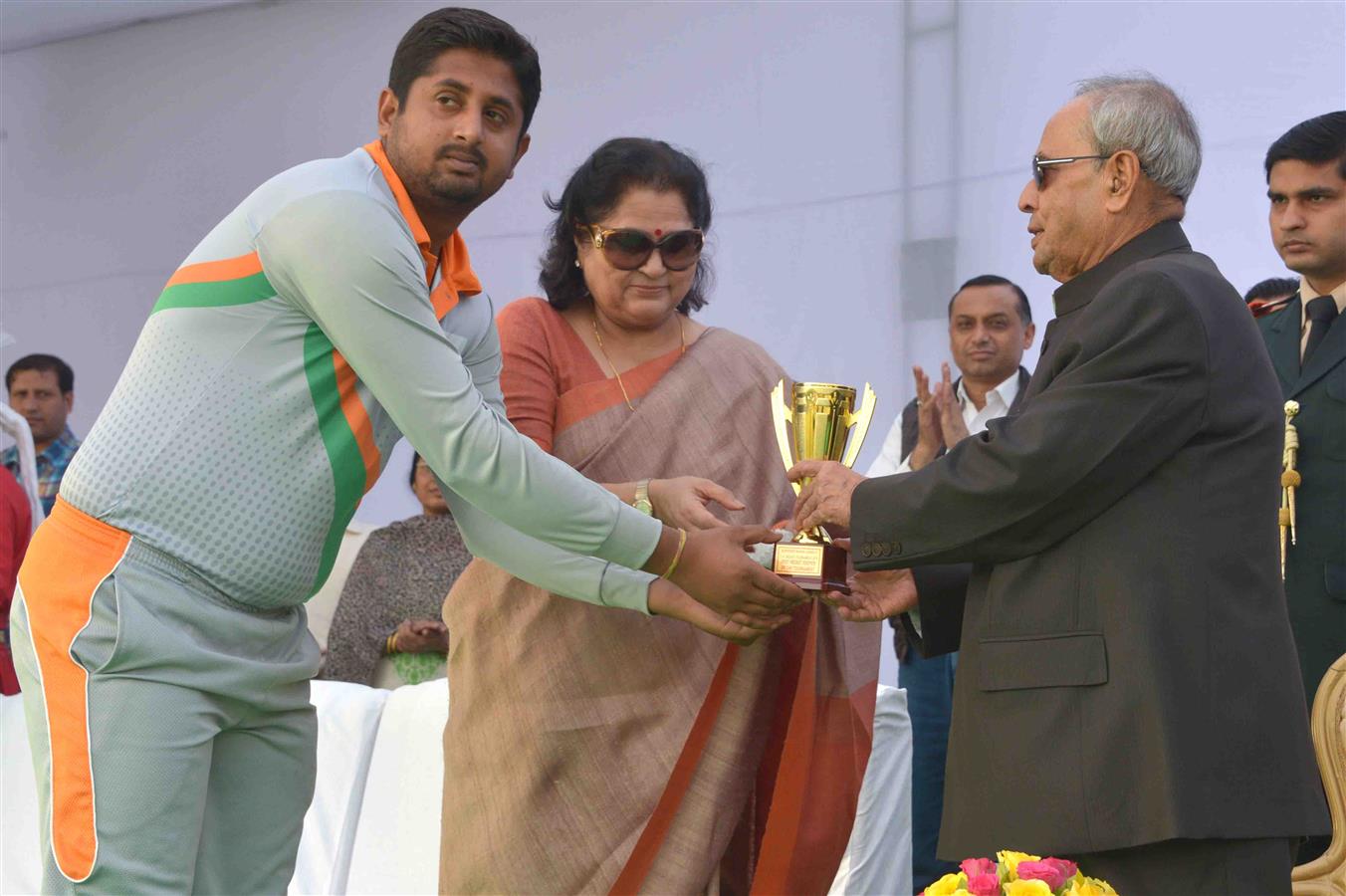 The President of India, Shri Pranab Mukherjee presenting the prizes to the participants of the 2nd Rashtrapati Bhavan League Cricket Tournaments – 2015 at Dr. Rajendra Prasad Sarovdyda Vidyalaya Spots Ground, President’s Estate on December 5, 2015.