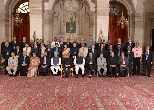 The President of India, Shri Pranab Mukherjee with the Directors of National Institutes of Technology at Ashoka Hall of Rashtrapati Bhavan in New Delhi on November 7, 2013. Also seen are the Prime Minister of India, Dr. Manmohan Singh and the Union Minist