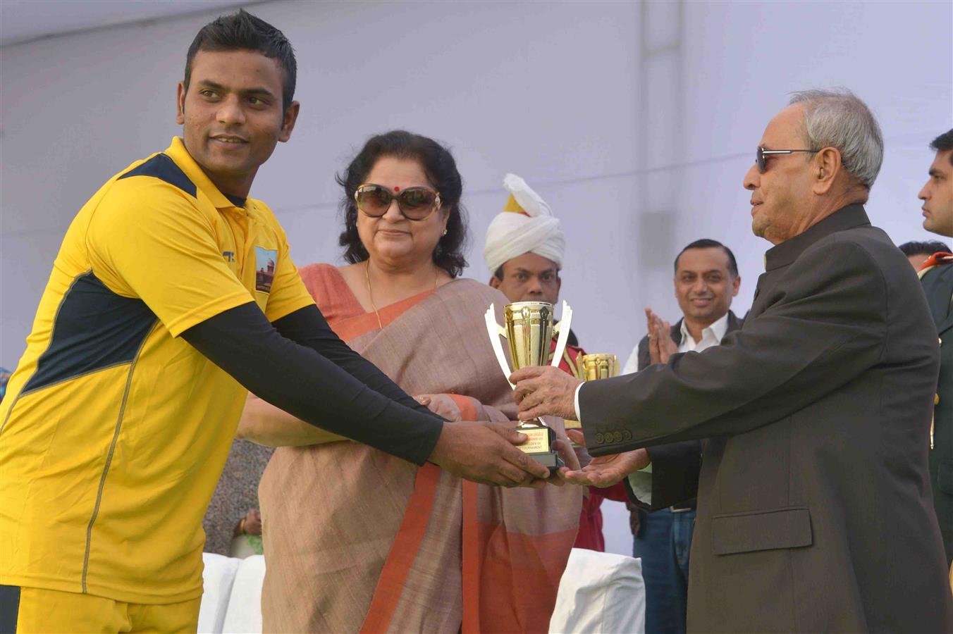 The President of India, Shri Pranab Mukherjee presenting the prizes to the participants of the 2nd Rashtrapati Bhavan League Cricket Tournaments – 2015 at Dr. Rajendra Prasad Sarovdyda Vidyalaya Spots Ground, President’s Estate on December 5, 2015.