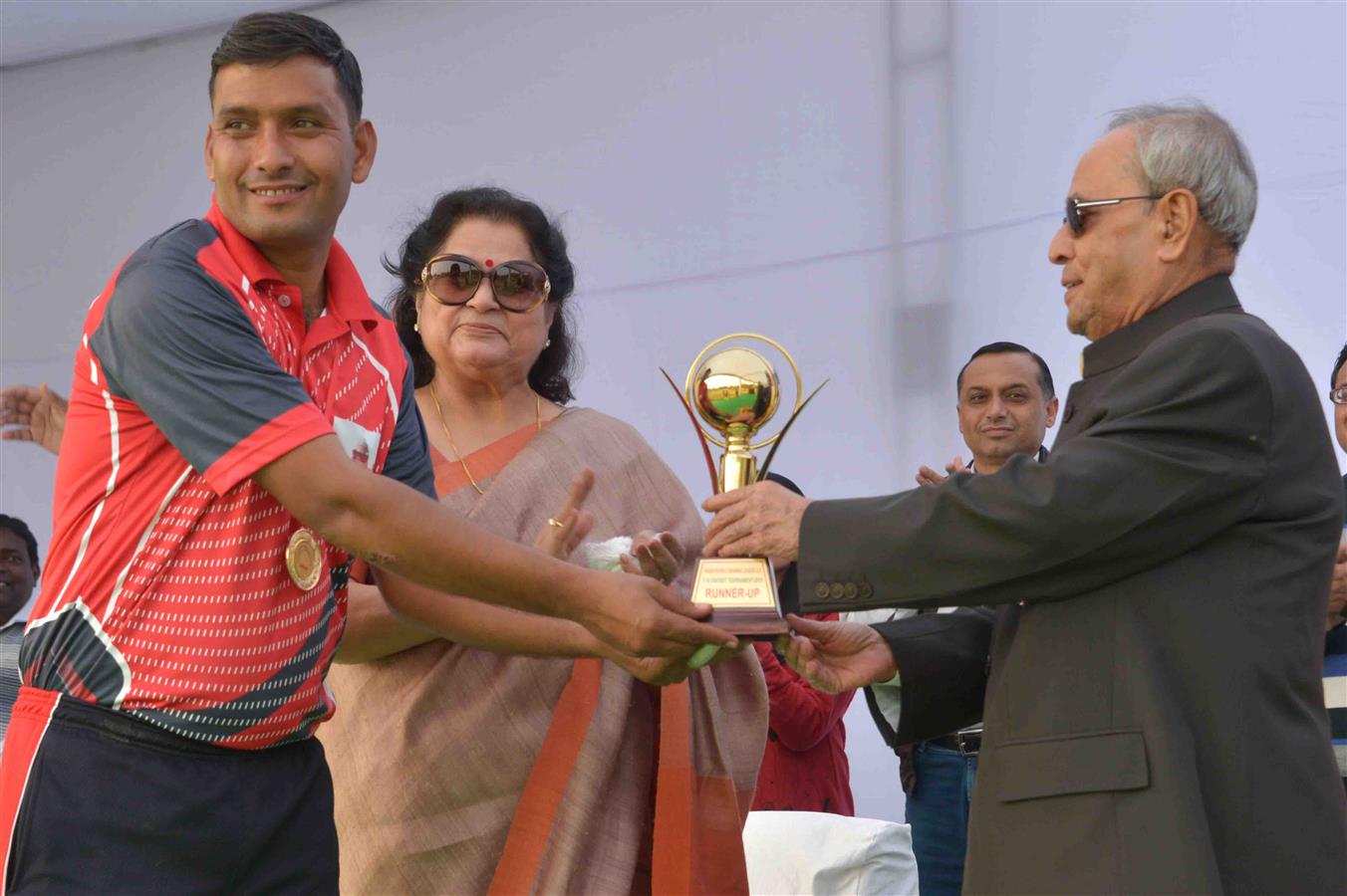 The President of India, Shri Pranab Mukherjee presenting the prizes to the participants of the 2nd Rashtrapati Bhavan League Cricket Tournaments – 2015 at Dr. Rajendra Prasad Sarovdyda Vidyalaya Spots Ground, President’s Estate on December 5, 2015.