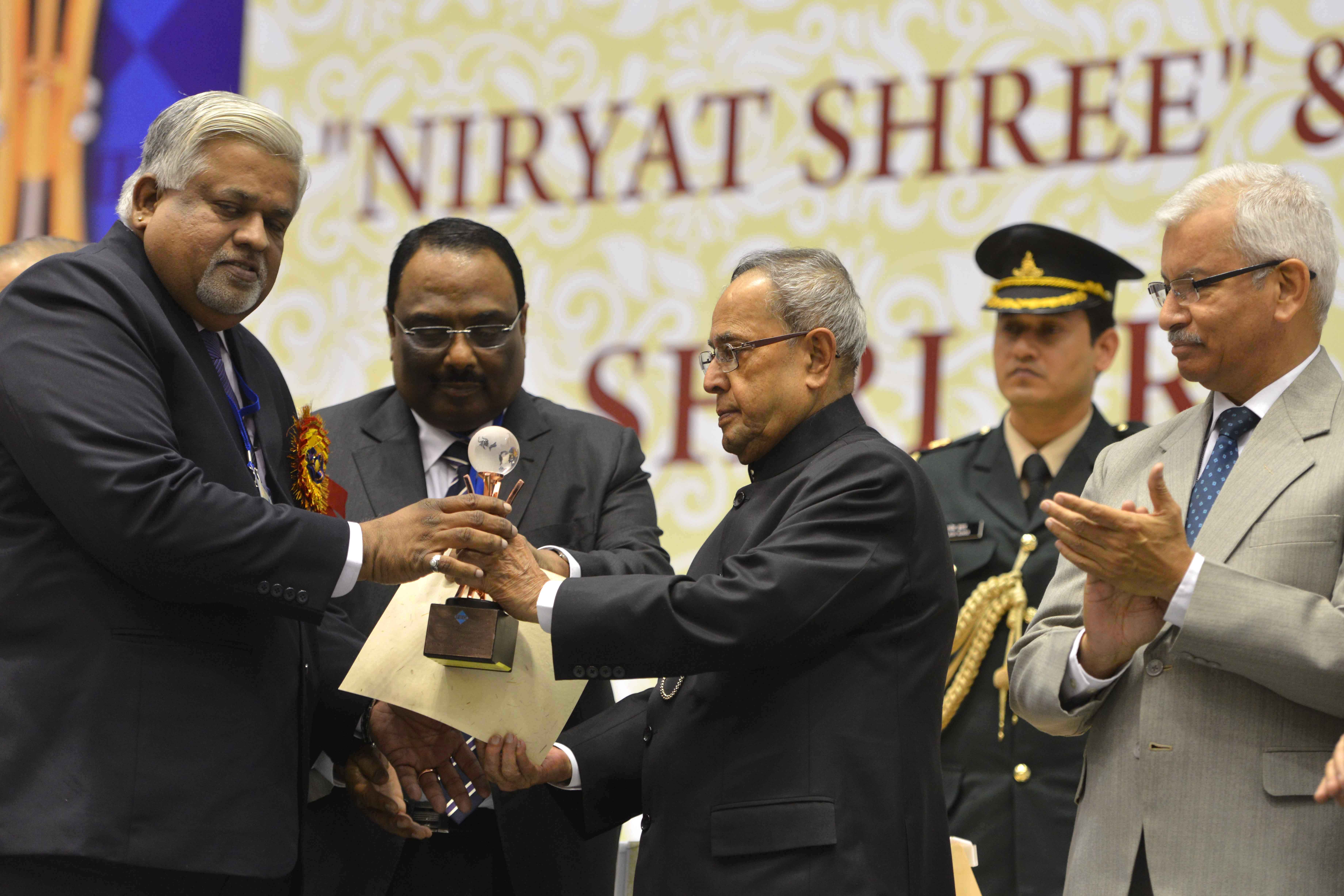 The President of India, Shri Pranab Mukherjee while presenting the Niryat Shree and Niryat Bandhu Awards instituted by the Federation of Indian Export Organizations for outstanding performance in exports for the year 2010-11 and 2011-12 in New Delhi on De 