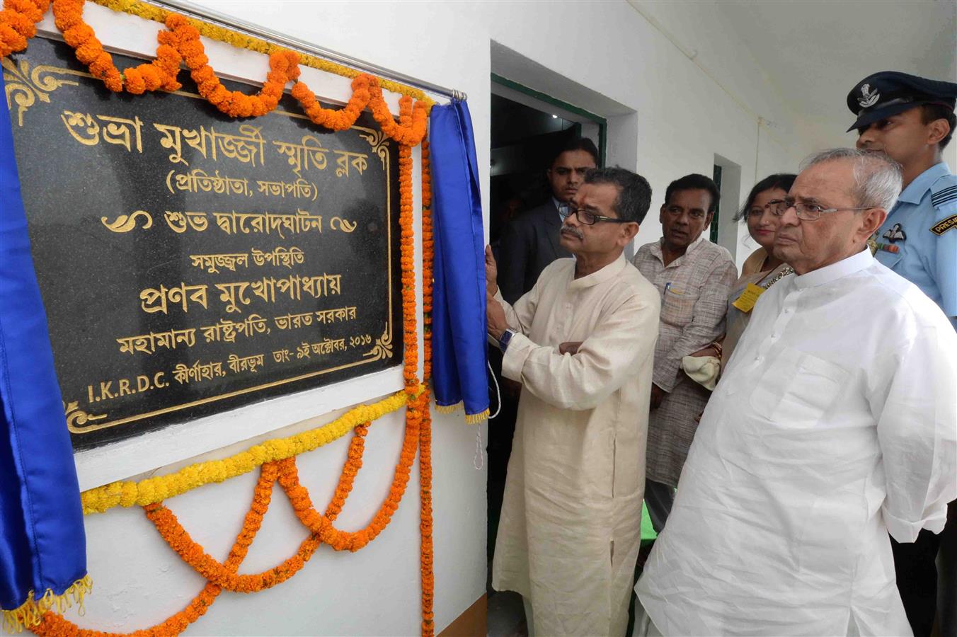 The President of India, Shri Pranab Mukherjee laying the Foundation Stone of the 1st floor of the Academic Block of Intensive Khadi and Rural Development Centre in memory of Late Smt Suvra Mukherjee, EX-Chairperson, IKRDC at Kirnahar, District Birbhum in 