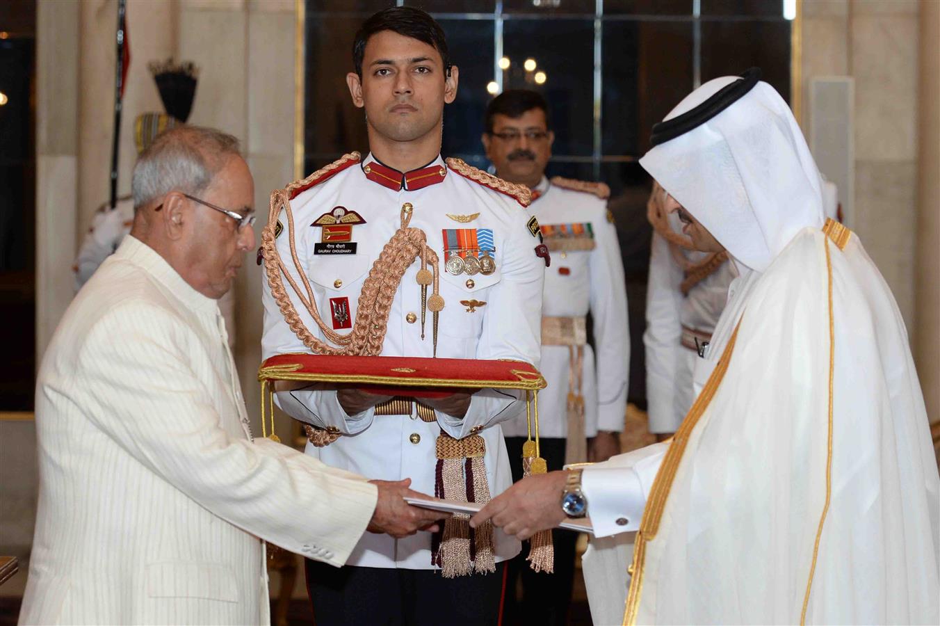 The Ambassador of Qatar, His Excellency Mr. Mohammed Khater Ibrahim Al-Khater presenting his credential to the President of India, Shri Pranab Mukherjee at Rashtrapati Bhavan on October 12, 2016. 