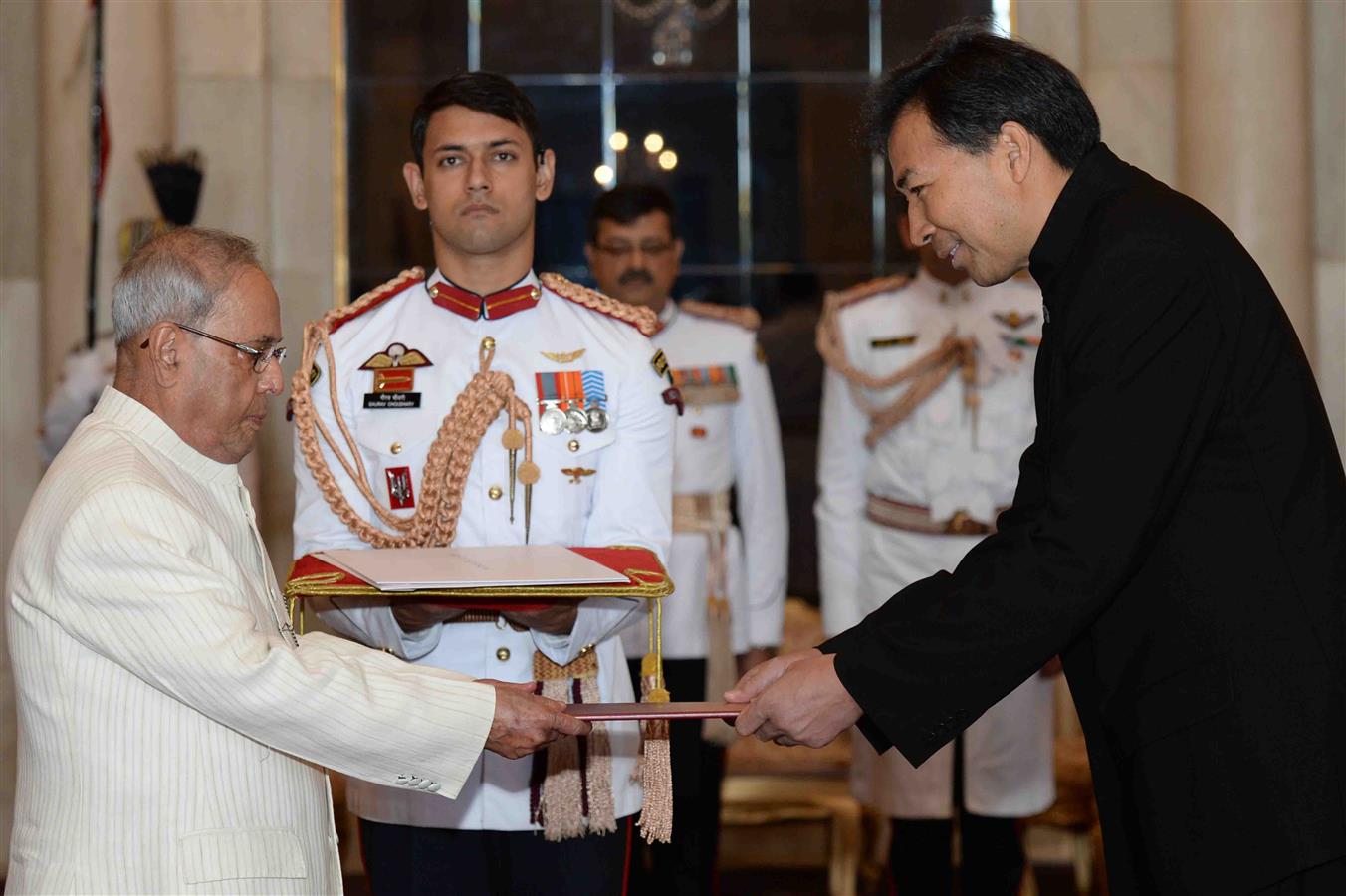 The Ambassador of China, His Excellency Mr. Luo Zhaohui presenting his credential to the President of India, Shri Pranab Mukherjee at Rashtrapati Bhavan on October 12, 2016. 