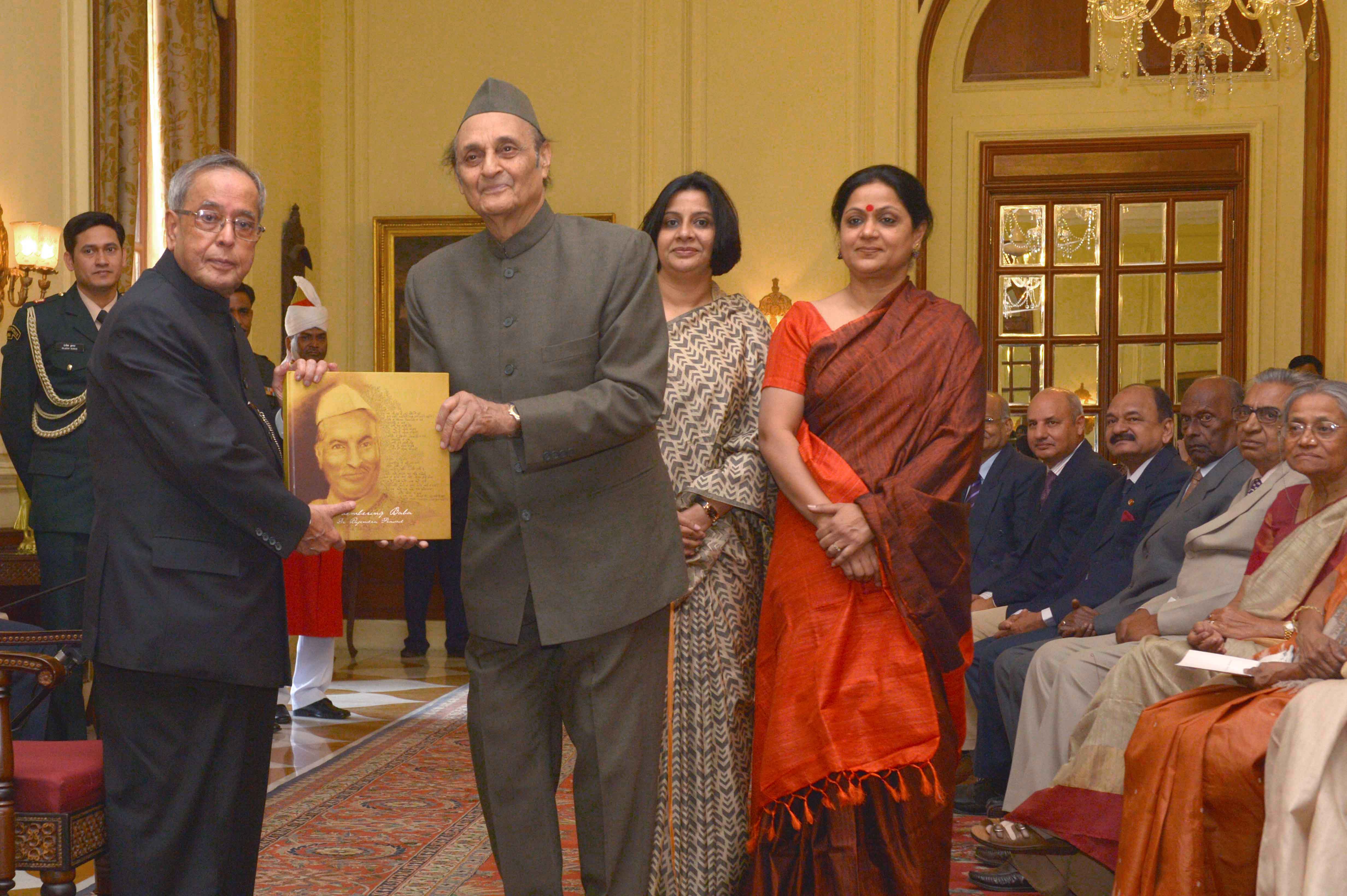 भारत के राष्ट्रपति, श्री प्रणब मुखर्जी 3 दिसंबर 2014 को, राष्ट्रपति भवन में "रिमेम्बरिंग बाबा - डॉ॰राजेंद्र प्रसाद " नामक कॉफी टेबल बुक की प्रथम प्रति प्राप्त करते हुए 