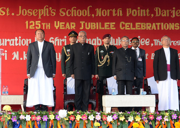 भारत के राष्ट्रपति, श्री प्रणब मुखर्जी 10 नवम्बर, 2013 को पश्चिम बंगाल के दार्जिलिंग में सेंट जोसेफ्स स्कूल, नार्थ पाईंट के 125वीं वर्षगांठ के जयंती समारोहों के उद्घाटन समारोह में।