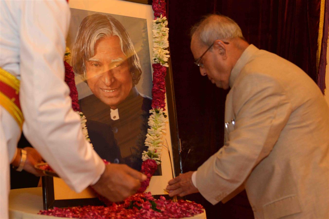 The President of India, Shri Pranab Mukherjee paying floral tributes at the portrait of the Former President of India Dr. A.P.J. Abdul Kalam on the occasion of his Birth Anniversary at Rashtrapati Bhavan on October 15, 2016. 