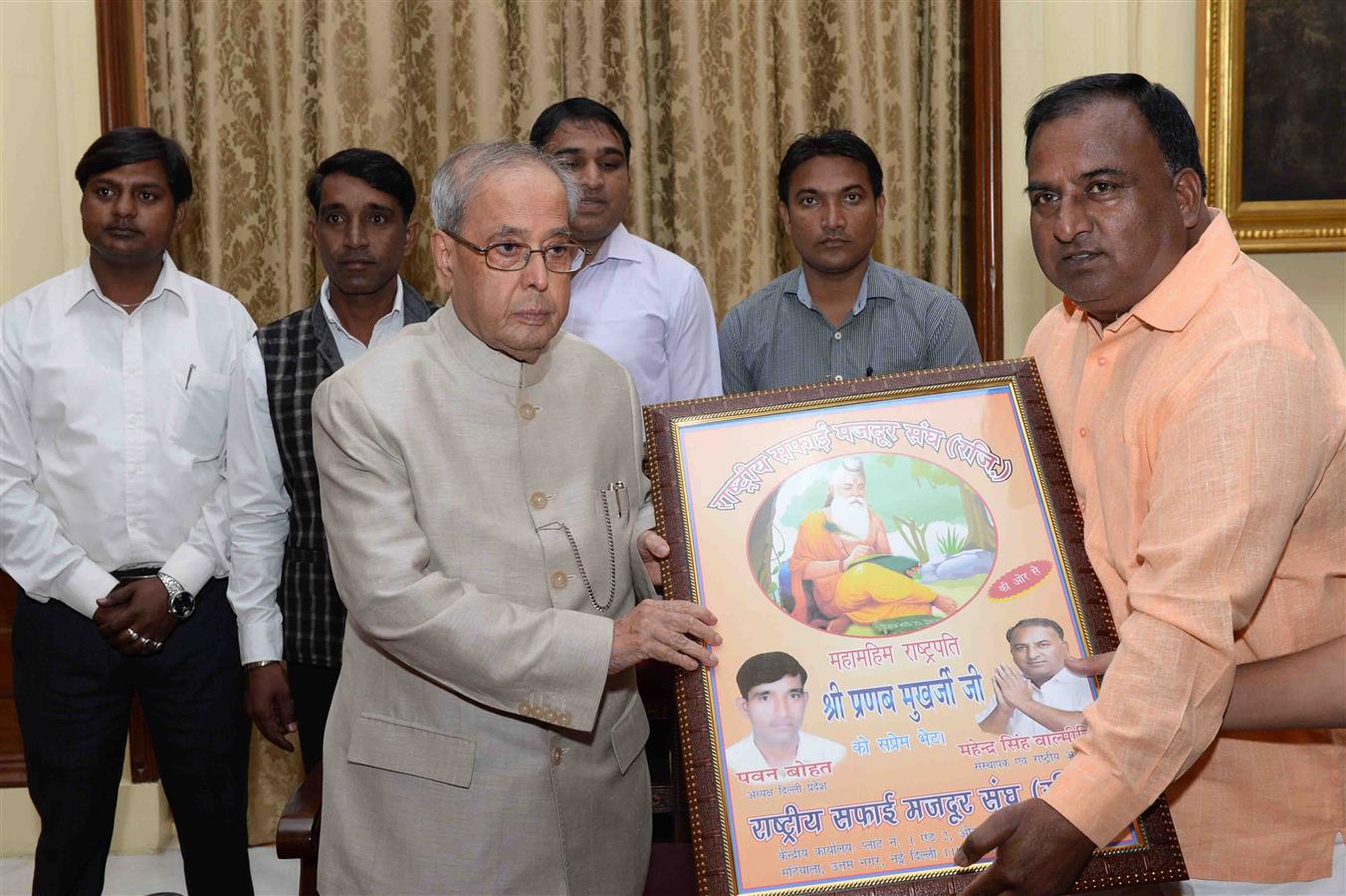 The President of India, Shri Pranab Mukherjee meeting the representatives of Balmiki Community on the Occasion of Maharishi Balmiki's Birthday at Rashtrapati Bhavan on October 15, 2016. 