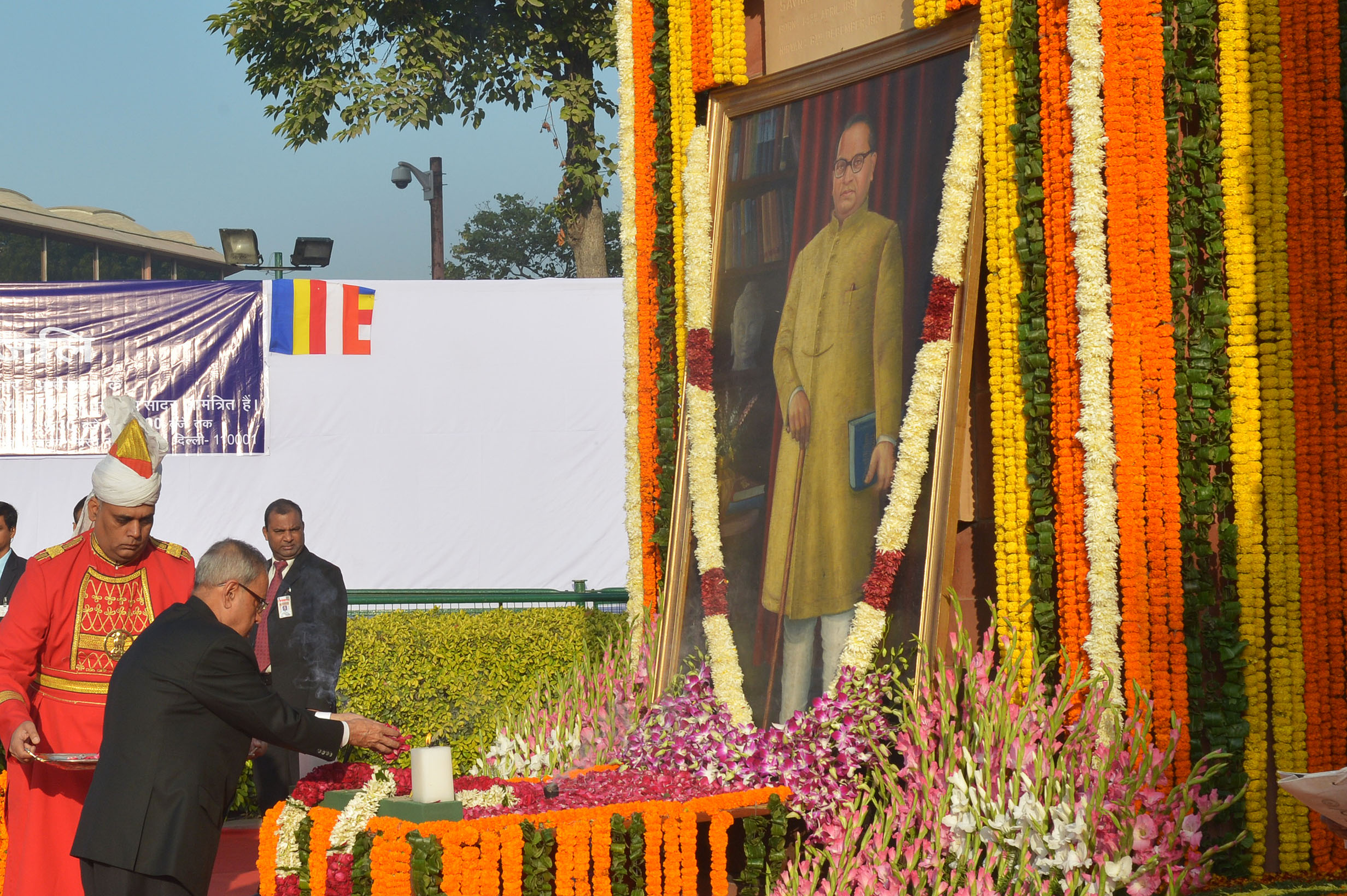 भारत के राष्ट्रपति, श्री प्रणब मुखर्जी 06 दिसंबर, 2014 को संसद भवन के लॉन में महापरिवर्तन दिवस के अवसर पर बाबा साहेब भीमराव अंबेडकर की प्रतिमा पर पुष्पांजलि अर्पित करते हुए। 