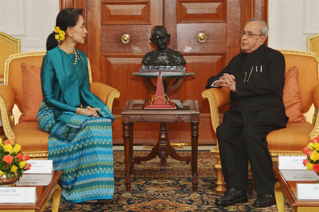 The State Counsellor of the Republic of the Union of Myanmar, H.E. Daw Aung San Suu Kyi calling on the President of India, Shri Pranab Mukherjee at Rashtrapati Bhavan on October 18, 2016. 