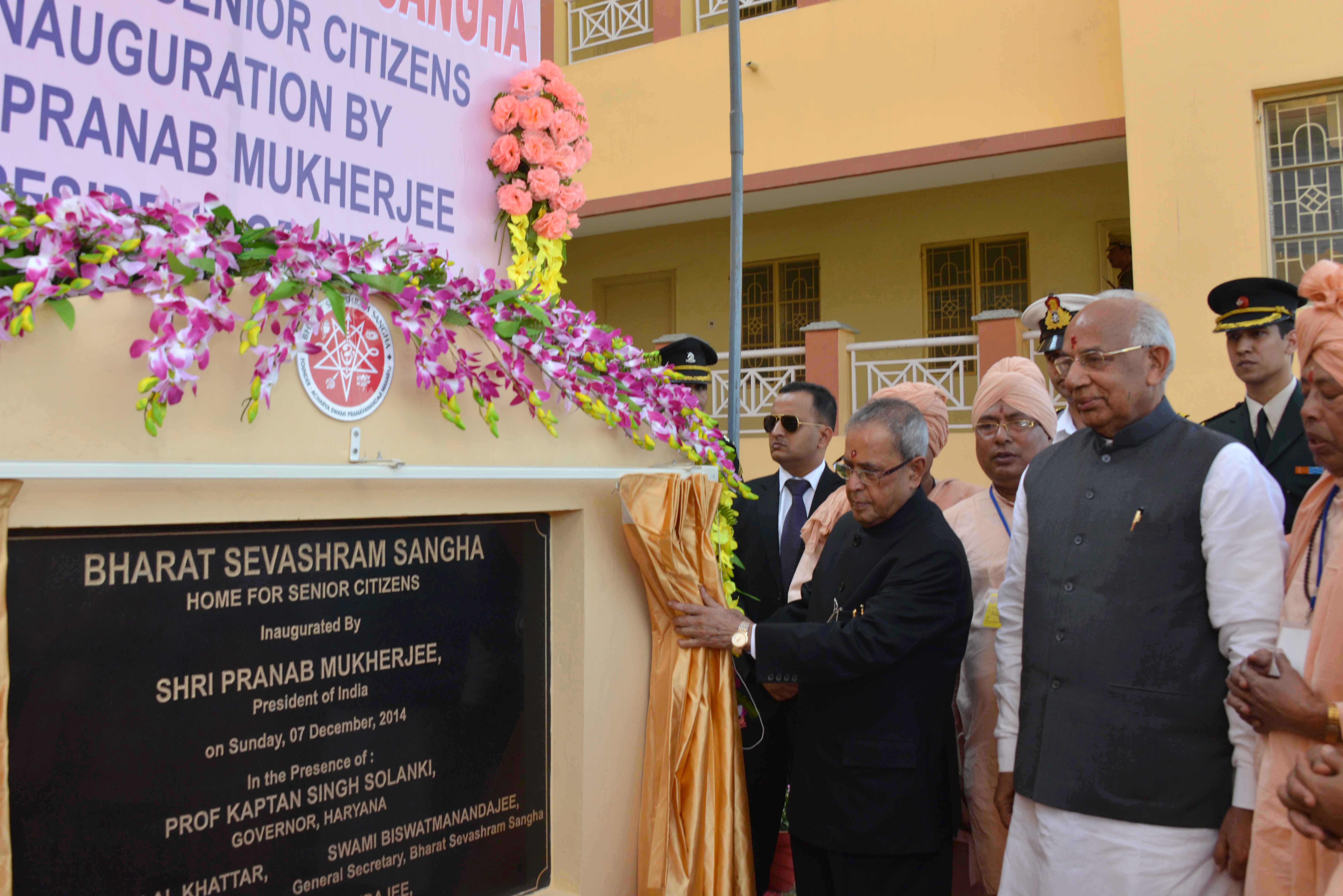 The President of India, Shri Pranab Mukherjee laying the Foundation Stone of a Prayer Hall and inaugurating the Old-Age Home and Pranava-nanda International School Building of Bharat Sevashram Sangha at Village Wazirpur, Gurgaon on December 7, 2014. 