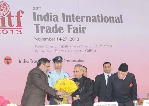 The President of India, Shri Pranab Mukherjee being felicitated by the Union Minister for Commerce and Industry and Textile, Shri Anand Sharma at a function to inaugurate the 33rd India International Trade Fair(IITF) at Hamsadhwani Theatre, Pragati Maida