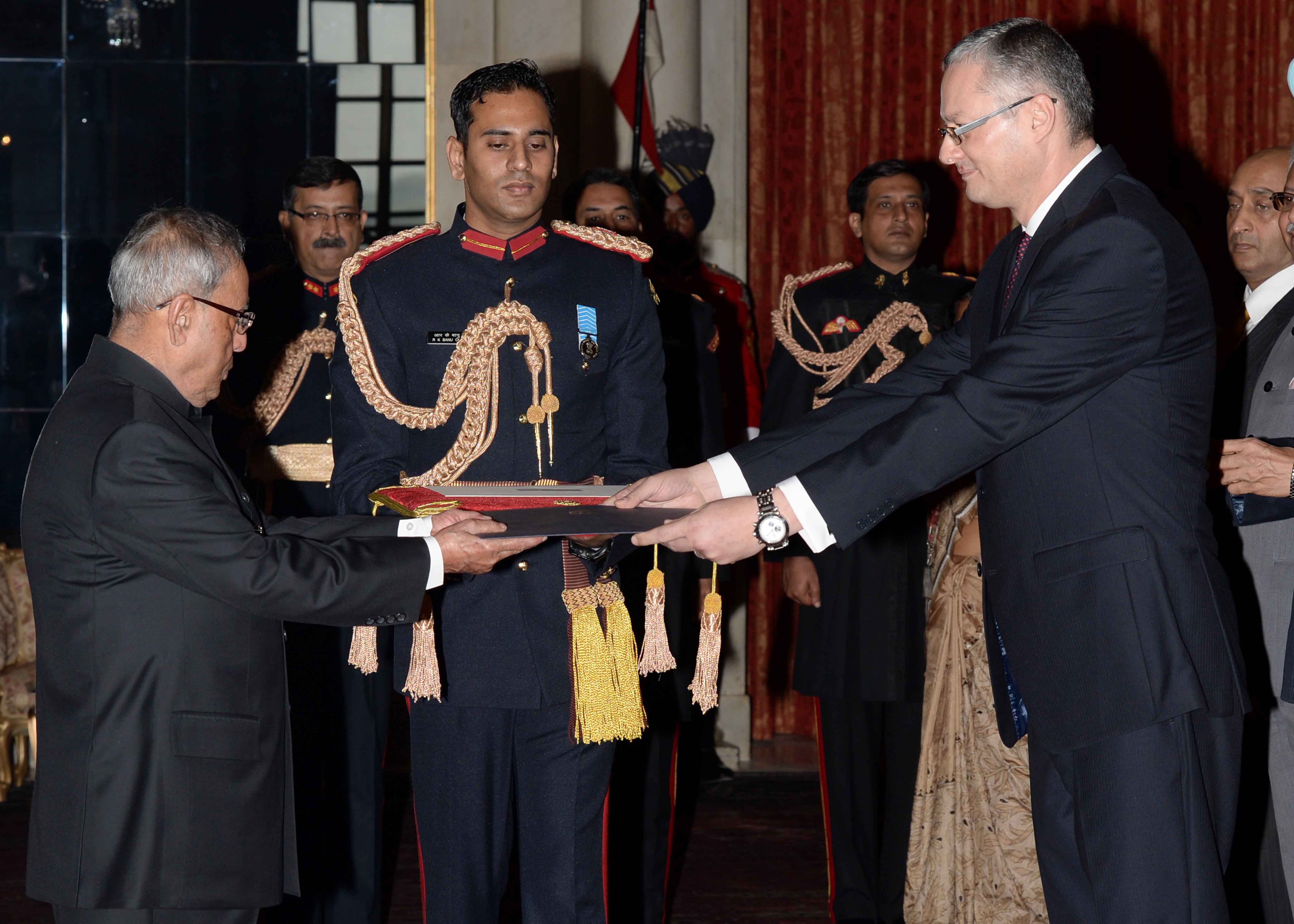 The Ambassador of Egypt, H.E. Mr. Hatem El Sayed Tageldin presenting his credentials to the President of India, Shri Pranab Mukherjee at Rashtrapati Bhavan on December 9, 2014. 