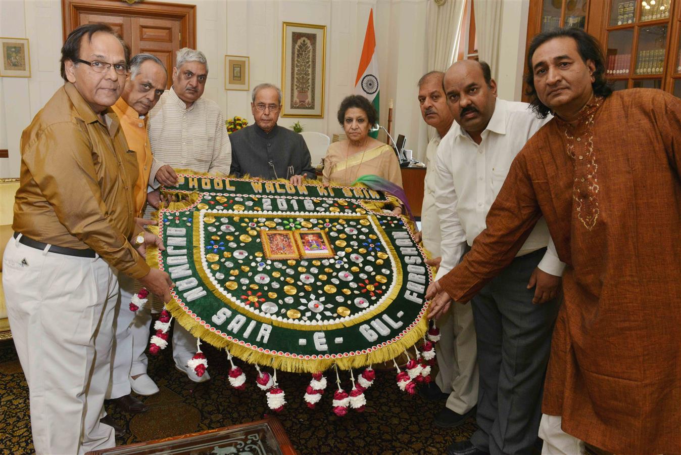 Smt. Usha Kumar, General Secretary with others Committee members from Anjuman Sair-e-Gul Faroshan presenting a Pankha of Phool Waalon Ki Sair to the President of India, Shri Pranab Mukherjee at Rashtrapati Bhavan on October 21, 2016. 