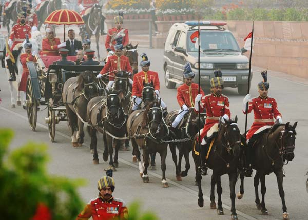 भारत के राष्ट्रपति, श्री प्रणब मुखर्जी 29 जनवरी 2014 को, विजय चौक, नई दिल्ली में बीटिंग रिट्रीट समारोह की ओर प्रस्थान। 