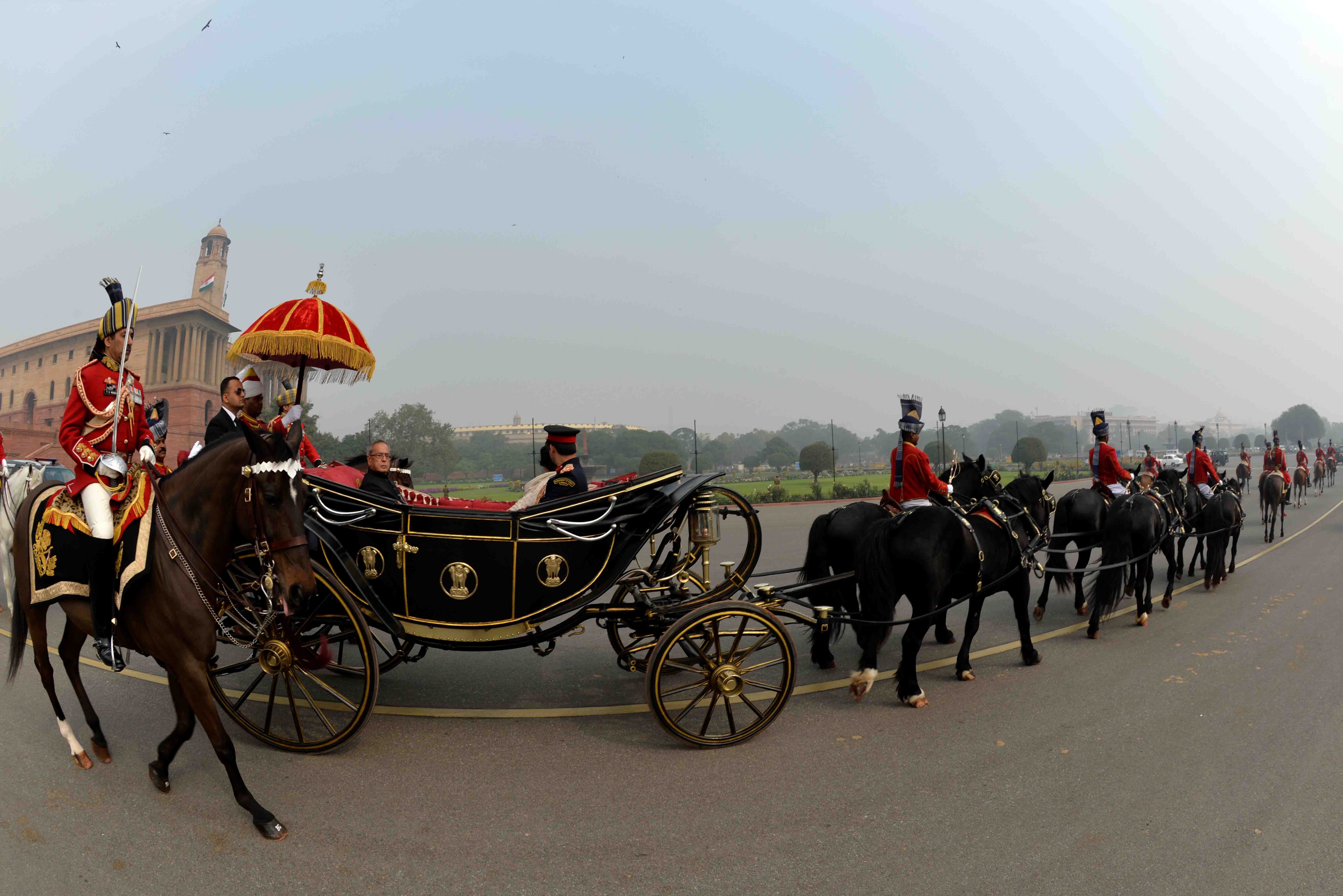 भारत के राष्ट्रपति, श्री प्रणब मुखर्जी 23 फरवरी 2015 को, संसद के दोनों सदनों के सदस्यों को संबोधित करने के लिए जाते हुए विजय चौक पर