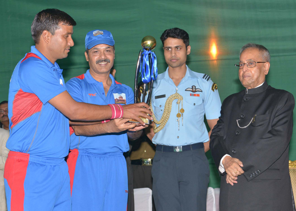 The President of India, Shri Pranab Mukherjee, presenting the Trophy to the winning team of The Rashtrapati Bhavan League T-10 Cricket Tournament at President Estate, New Delhi on November 14, 2013.