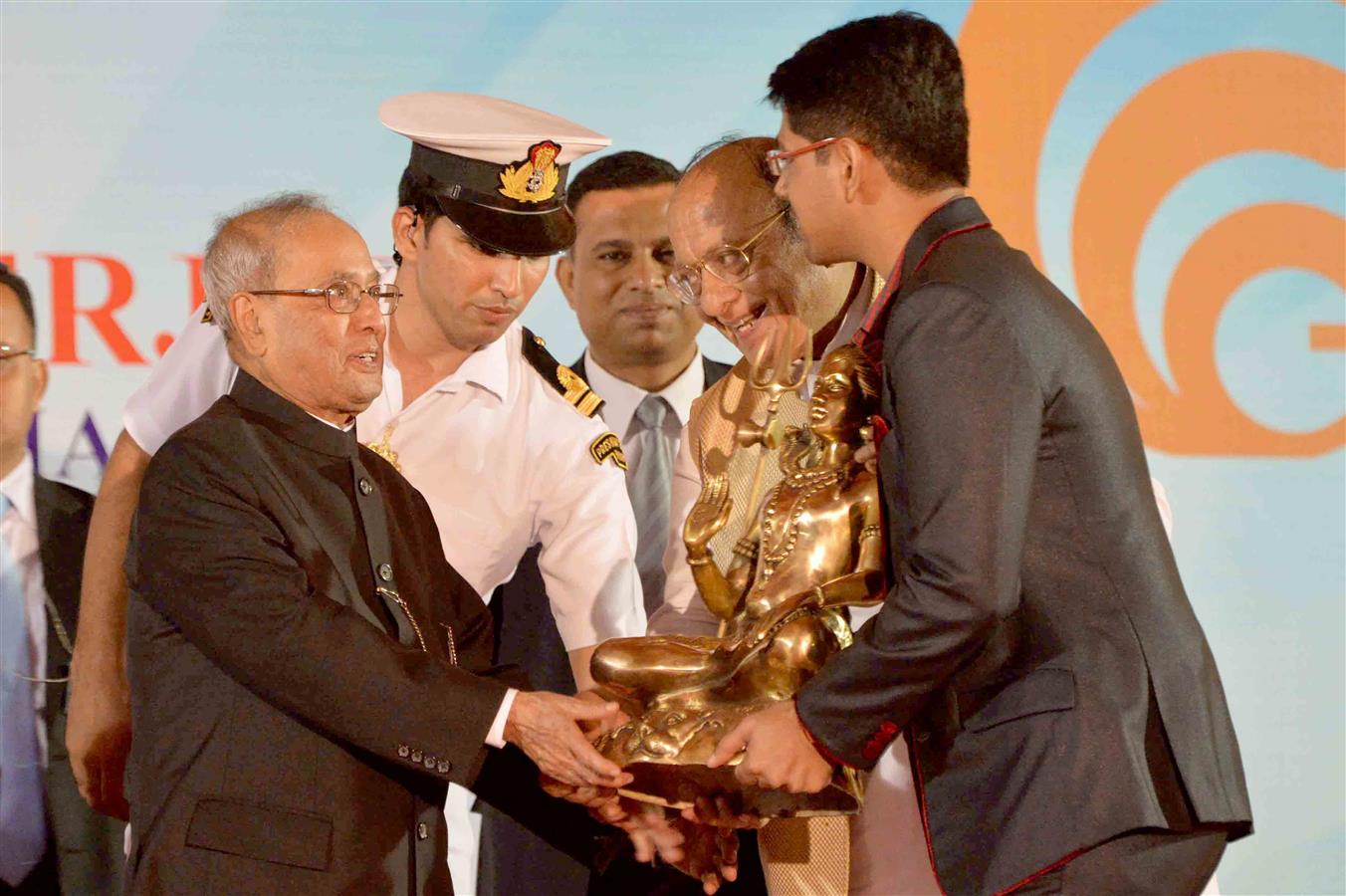 The President of India, Shri Pranab Mukherjee being facilitated at the function addressed to the students and faculty of Bapu Gujarat Knowledge Village and Samarpan College in Gujarat on October 23, 2016. 